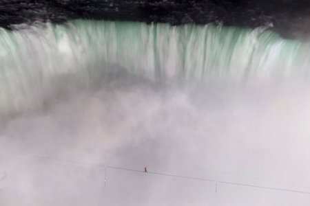 Американец прошел по канату через Ниагарский водопад. (ФОТО)