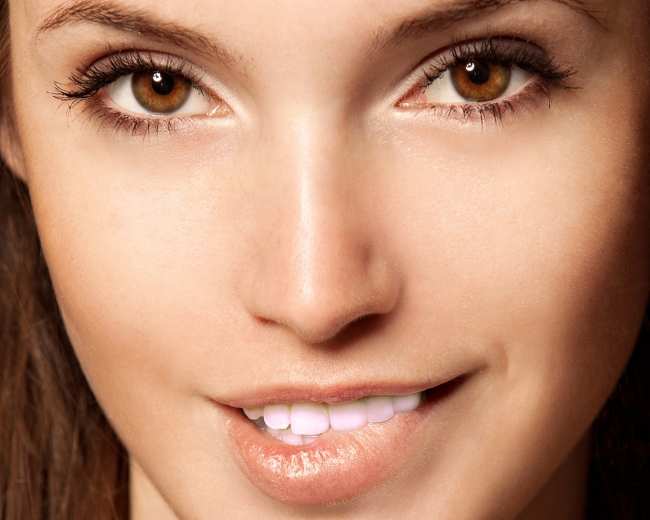 Как отбелить зубы при помощи макияжа: 4 лайфхака